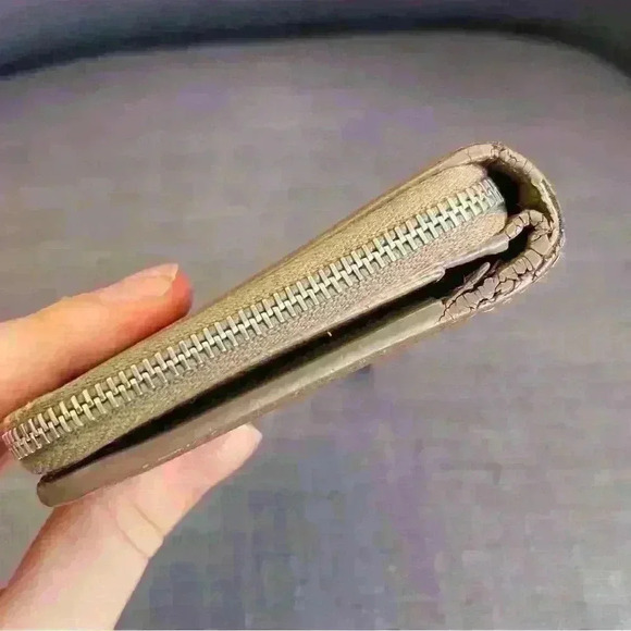 $750 Saint Laurent Cassandra Leather Bifold Wallet - Picture 5 of 11